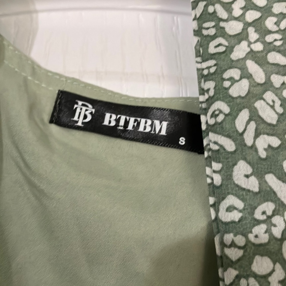 Green Ruffled V-Neck Maxi Sundress - Picture 3 of 4